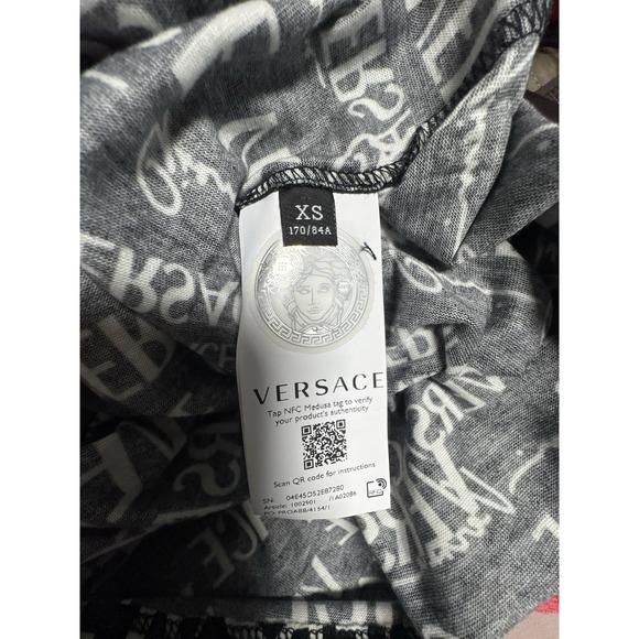 Versace Gianni Logo Print T-Shirt Black White XS Authentic NFC Tag New - Picture 10 of 10